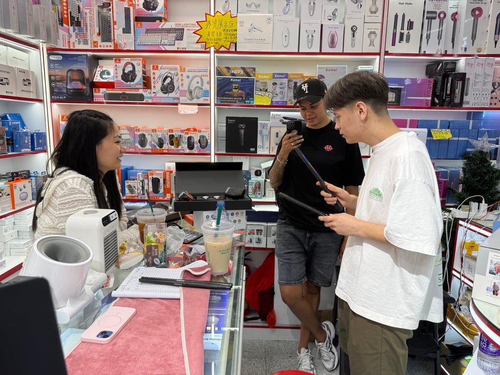 Huaqiangbei hosted 850,000 visitors daily during the Labour Day holiday, including 8,000 foreign buyers per day, according to official data. Photo: Iris Deng
