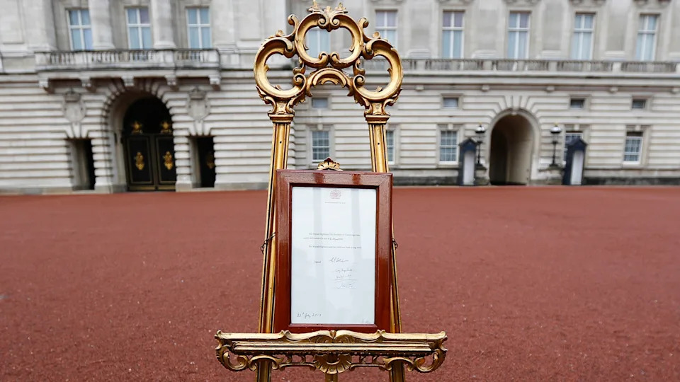 An easel displaying the announcement of the birth of the Prince and Princess of Wales's first child at Buckingham Palace on July 23, 2013