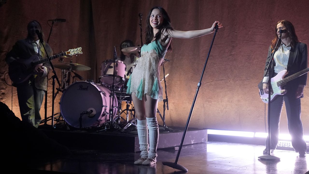 Watch Olivia Rodrigo Perform New Song with Weyes Blood on SNL