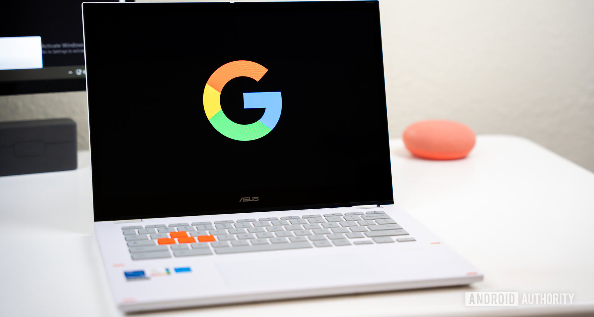 Google or Google Search logo on Chromebook laptop stock photo (2)