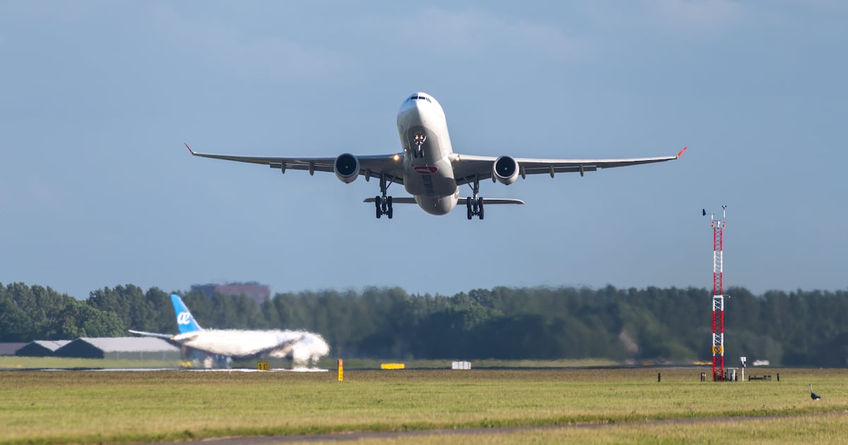 Pork sausages served on flight deporting 24 men from Ireland to Pakistan – The Irish Times