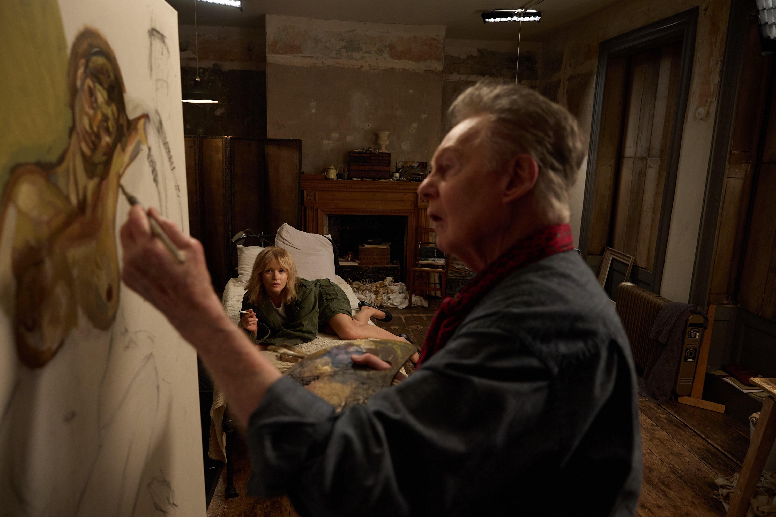 Ellie Bamber as Kate Moss and Derek Jacobi as Lucian Freud in ‘Moss & Freud’