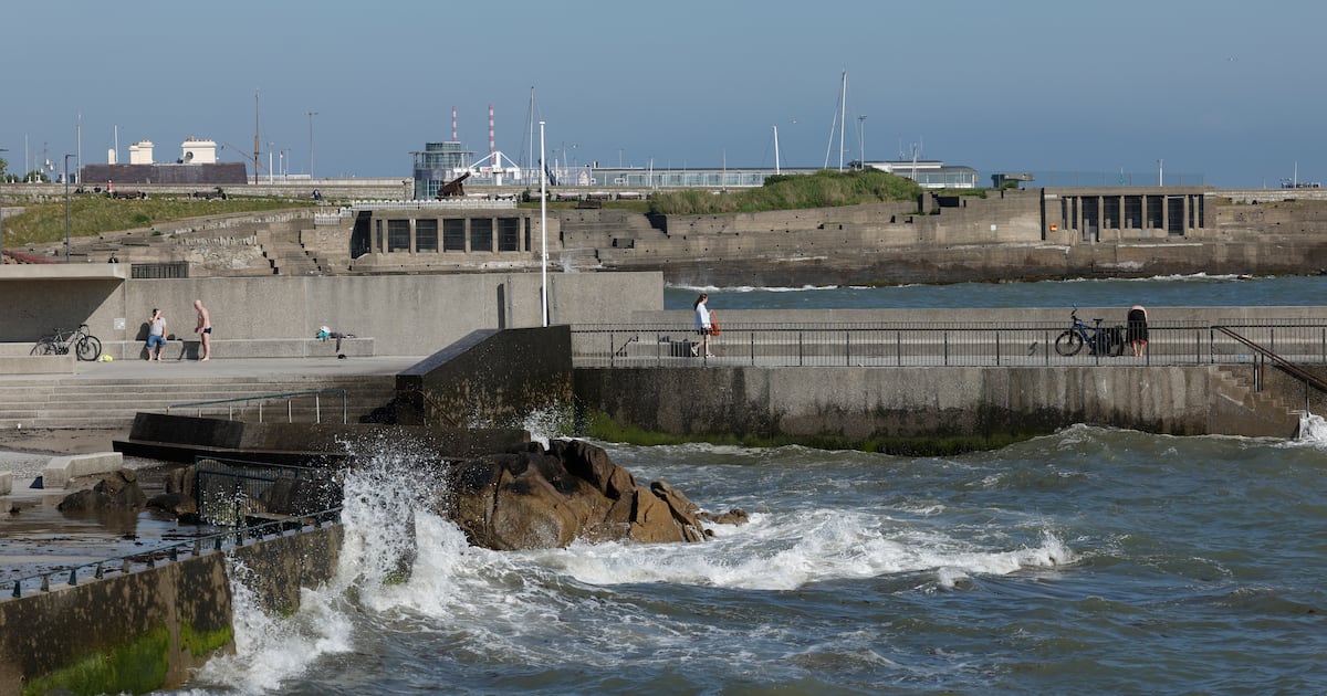 Dún Laoghaire swimmers defiant despite water quality warning: ‘I’ve done worse things for me than swimming in the sea’ – The Irish Times