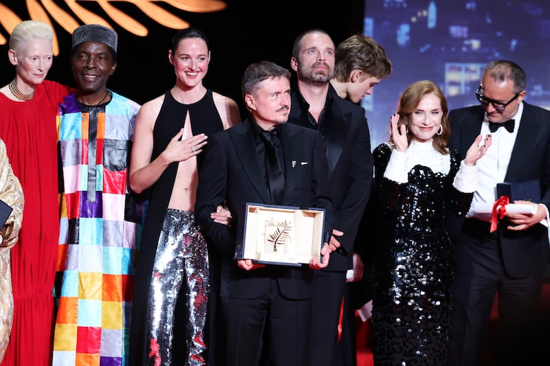 Tilda Swinton, Isaach de Bankolé, Renate Reinsve, Cristian Mungiu, Sebastian Stan, Emmanuel Macchia, Isabelle Huppert and Andrey Zvyagintsev pose on stage during the closing ceremony. Photo: Andreas Rentz/Getty Images