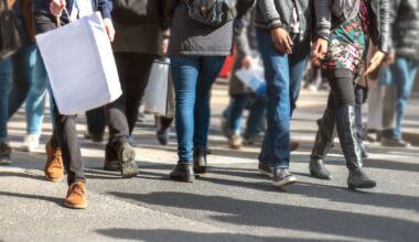 Dip in retail activity in April reveals ‘growing divide in spending patterns’ – The Irish Times