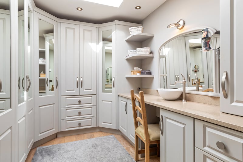 Main bedroom dressingroom