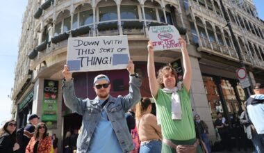 Protesters pledge to fight ‘tooth and nail’ for Stephen’s Green Shopping Centre – The Irish Times