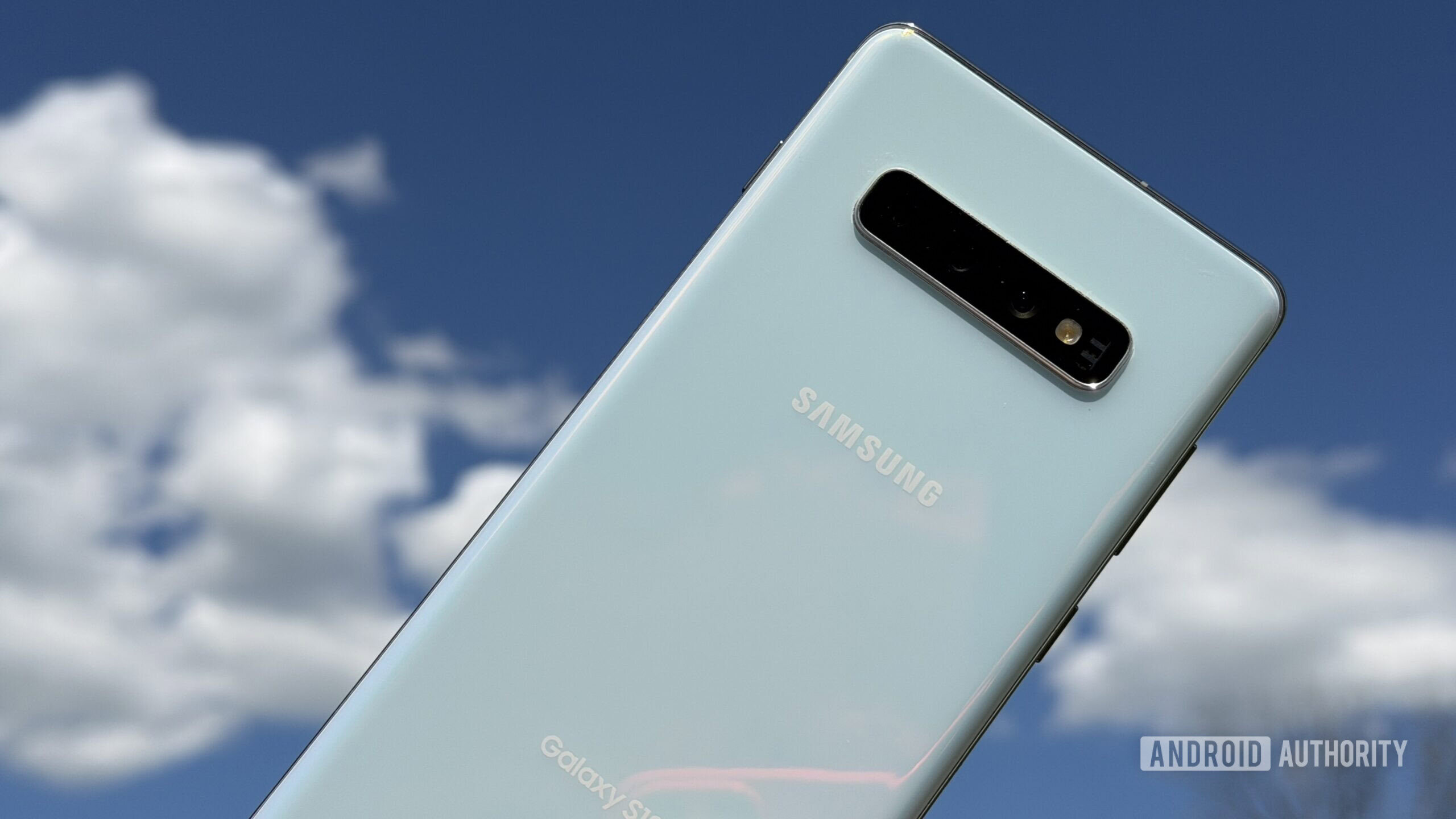 Samsung Galaxy S10 Plus blue sky Samsung Galaxy S10 Plus blue sky