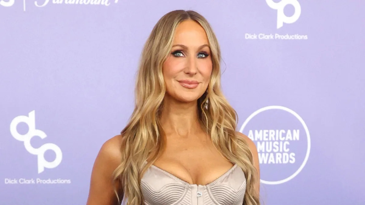 Nikki Glaser Discussed ‘Racist’ Jokes at Kevin Hart Roast in a Secret Group Chat With Other Comics
