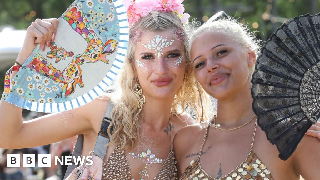 In Pictures: West basks in bank holiday heatwave - BBC