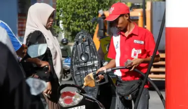 epa12888124 A worker (R) refuels a motorbike at a gas station in Banda Aceh, Indonesia, 14 April 2026. Minister of Energy and Mineral Resources Bahlil Lahadalia stated that oil supply and prices in Indonesia remain stable, despite distribution disruptions and rising global oil prices. National stocks are in a safe condition, with fuel for up to 20 days and LPG for up to 10 days, after the crisis period, and the supply is assured to be sufficient as Indonesia's fuel needs reach around 1.5 to 1.6 million barrels per day in 2024-2026.  EPA/HOTLI SIMANJUNTAK