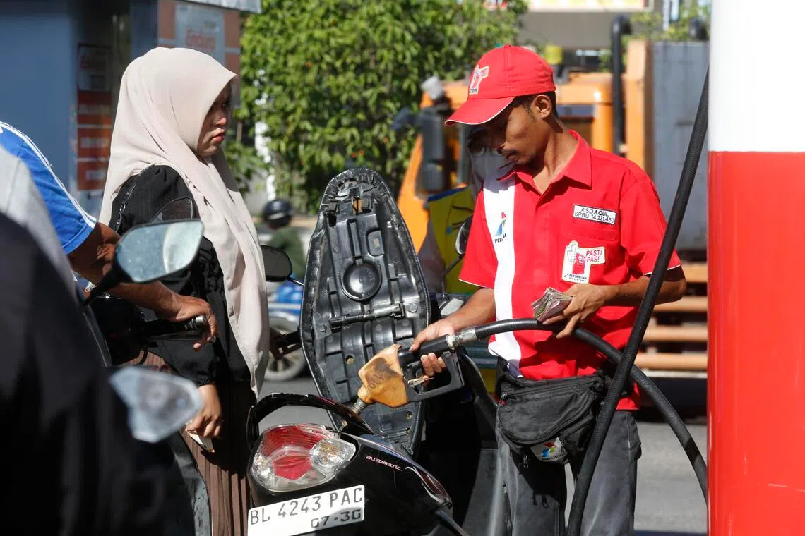 epa12888124 A worker (R) refuels a motorbike at a gas station in Banda Aceh, Indonesia, 14 April 2026. Minister of Energy and Mineral Resources Bahlil Lahadalia stated that oil supply and prices in Indonesia remain stable, despite distribution disruptions and rising global oil prices. National stocks are in a safe condition, with fuel for up to 20 days and LPG for up to 10 days, after the crisis period, and the supply is assured to be sufficient as Indonesia's fuel needs reach around 1.5 to 1.6 million barrels per day in 2024-2026.  EPA/HOTLI SIMANJUNTAK