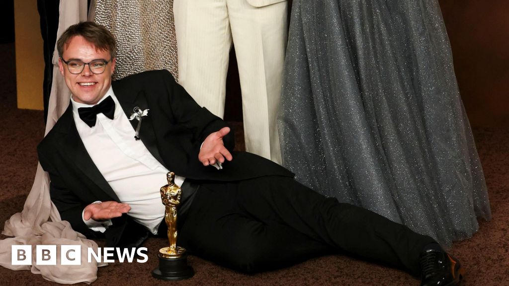 Pavel Talankin's Oscar for Mr Nobody Against Putin found after going missing on NY flight - BBC