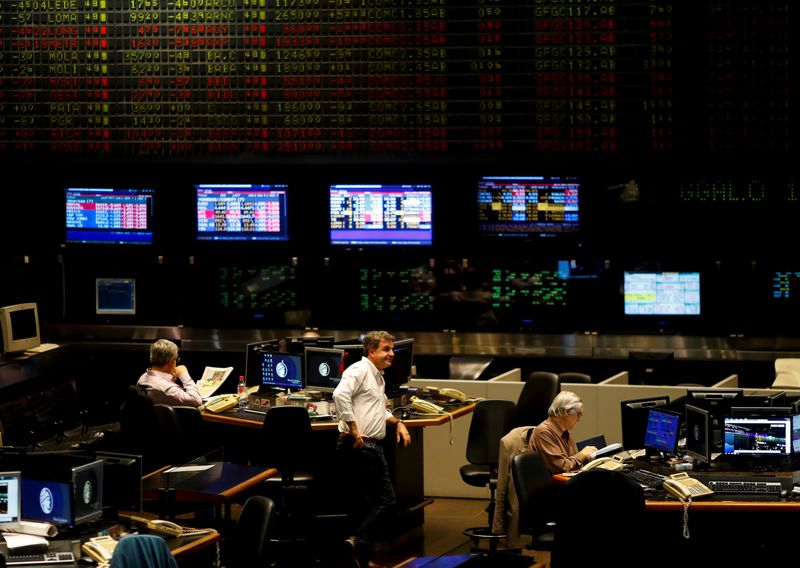 Argentina's country risk falls steadily, fueling debate on return to capital markets