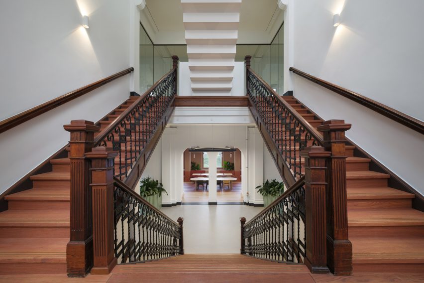 Courthouse Building H Utrecht by i29 and DP6 timber staircase