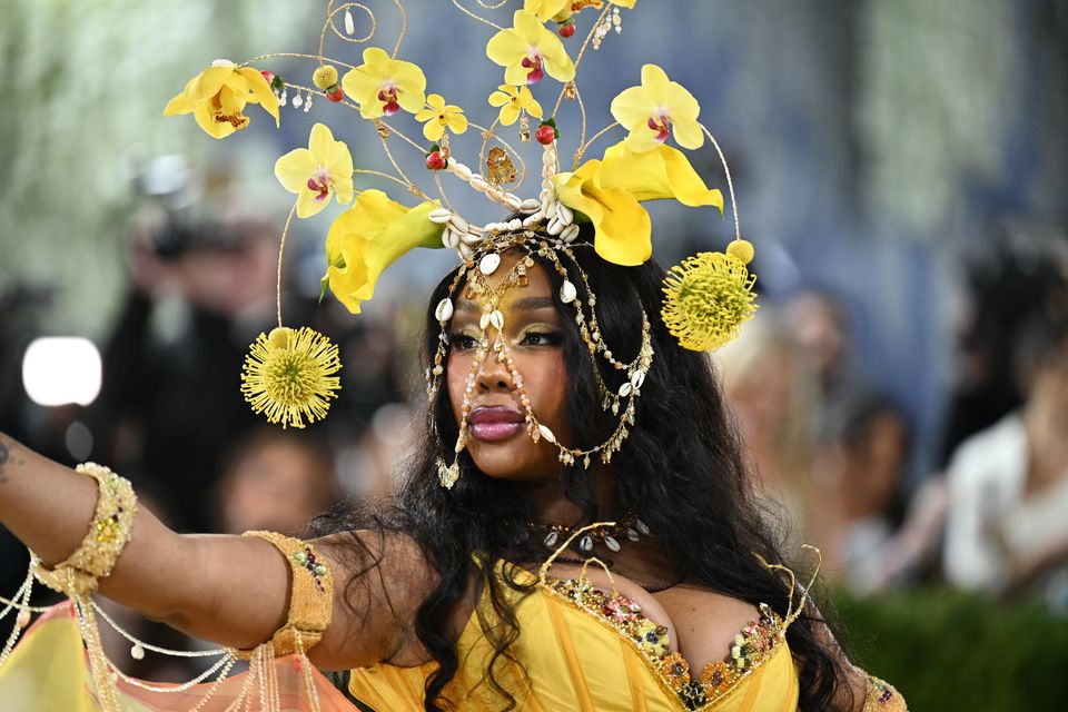 SZA arrives at the Met Gala steps (Evan Agostini/Invision/AP)