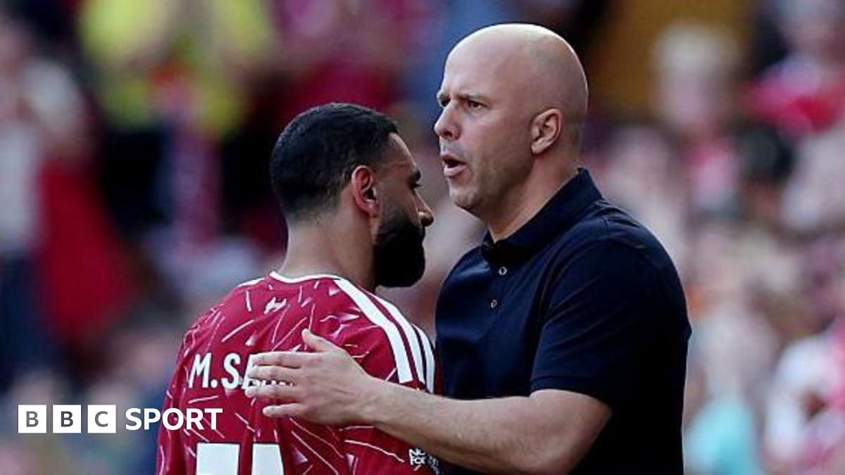 Arne Slot gives Mohamed Salah a pat on the back