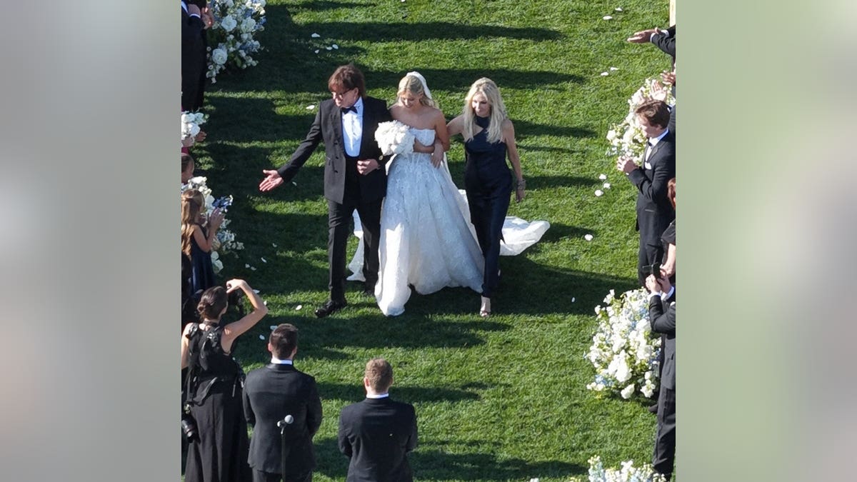 Heather Locklear and Richie Sambora walking with their daughter Ava Locklear at a wedding venue