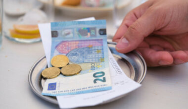 How often (if ever) do you tip at bars and restaurants? · TheJournal.ie