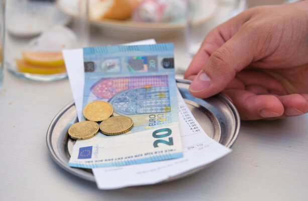 How often (if ever) do you tip at bars and restaurants? · TheJournal.ie