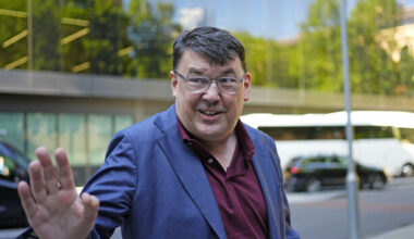 Graham Linehan has conviction for damaging teenager's phone overturned - The Journal