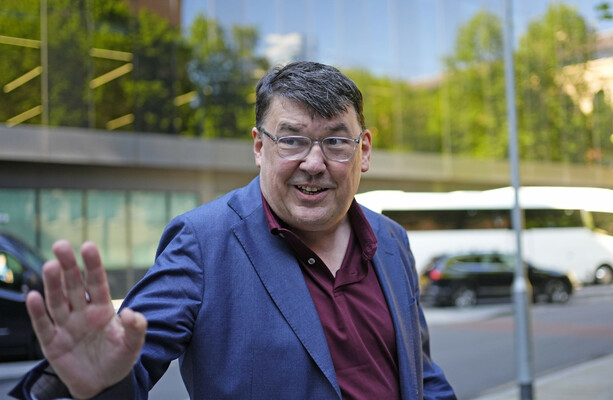 Graham Linehan has conviction for damaging teenager's phone overturned - The Journal