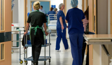 Health minister insists recruitment freeze won't hit frontline staff amid €250m HSE overspend - The Journal