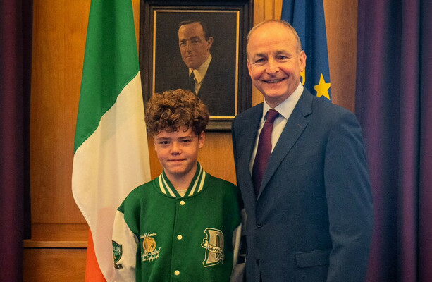 Teenager who saved family after they were swept out to sea in Australia welcomed to the Dáil - The Journal