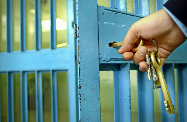 Nurse watched Midlands Prison inmate die in his cell because officers could not find the keys