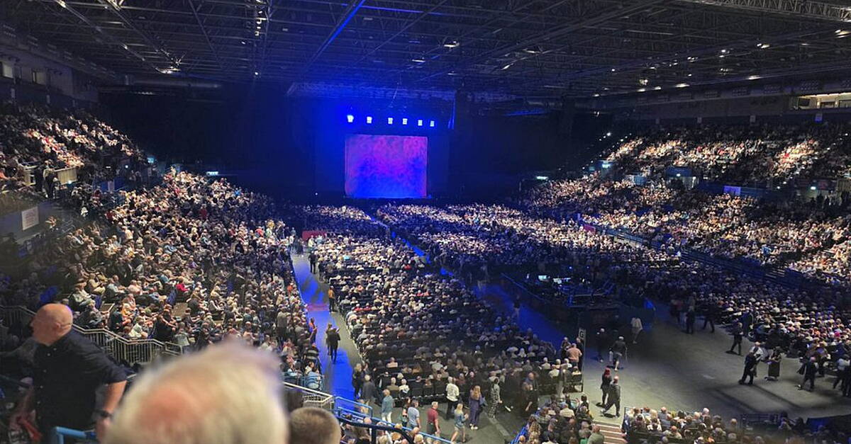 Peter Kay ushered off stage and audience evacuated after suspicious bag found