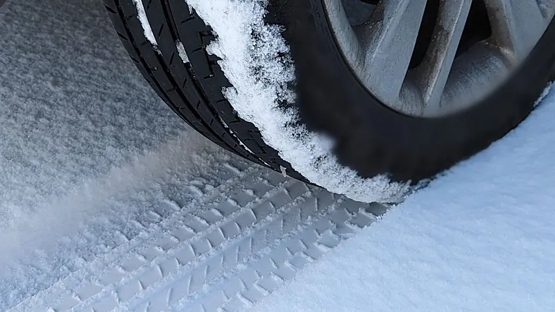 Pizza delivery driver spared ban after handbrakes in snow