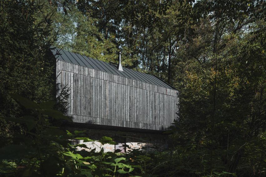 Front view of Czech log cabin by Mimosa Architects