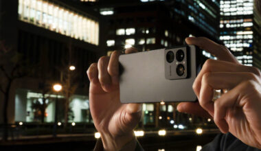 Someone holding the Sony Xperia 1 VIIII.