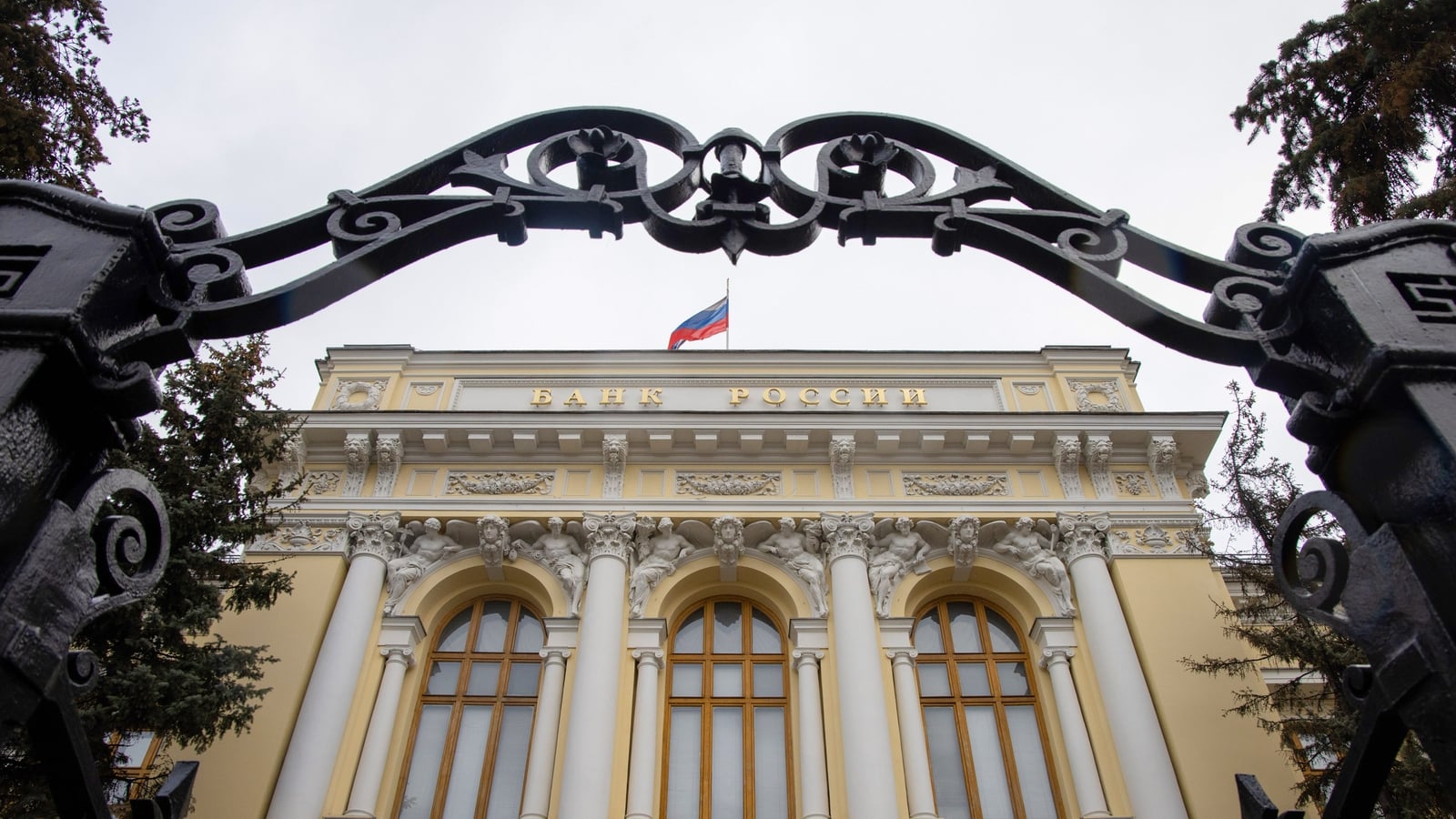 Russia trims key rate amid high Ukraine war spending