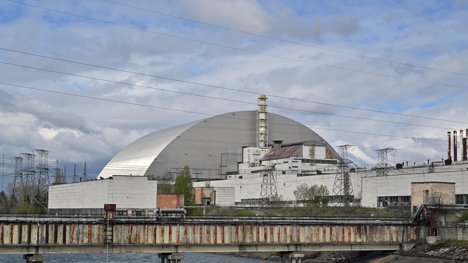 Russia hits nuclear fuel storage facility near Chornobyl