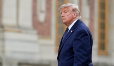 US and Iranian leaders sign deal to end Middle East war