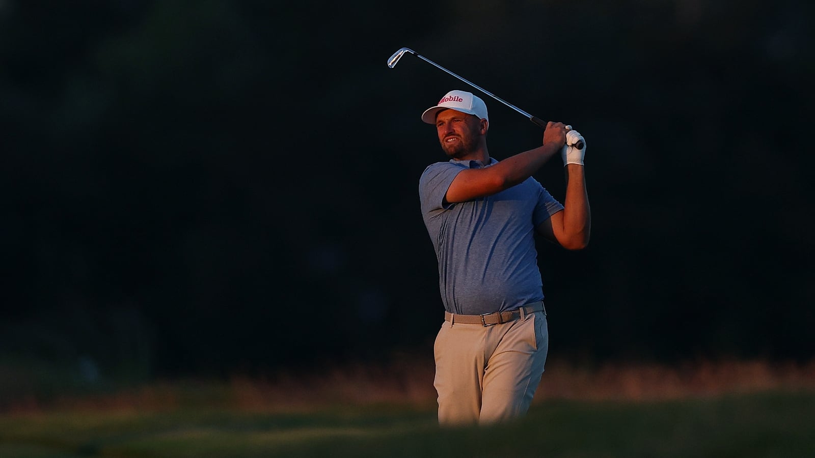 Clark leads as darkness descends on Shinnecock Hills