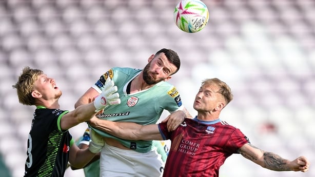 19 June 2026; Derry City goalkeeper Eddie Beach and Patrick McClean in action against Stephen Walsh of Galway United during the SSE Airtricity Men's Premier Division match between Galway United and Derry City at Pearse Stadium in Galway. Photo by Stephen McCarthy/Sportsfile