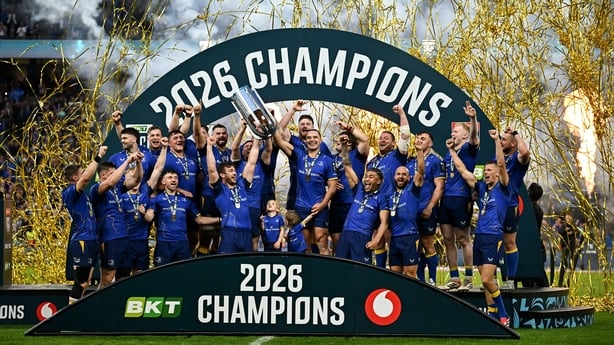 19 June 2026; Leinster captain Caelan Doris lifts the cup alongside teammates after the United Rugby Championship grand final match between Leinster and Vodacom Bulls at Croke Park in Dublin. Photo by Seb Daly/Sportsfile
