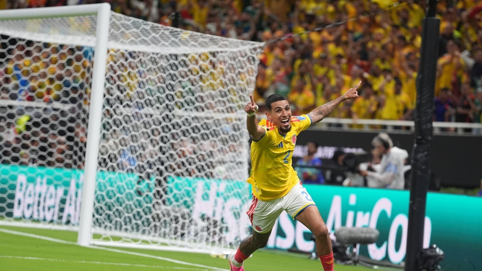 Colombia break DR Congo's resistance to reach round of 32