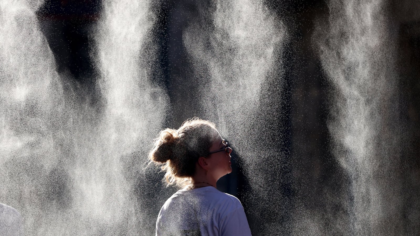 Deaths and thousands without power in European heatwave