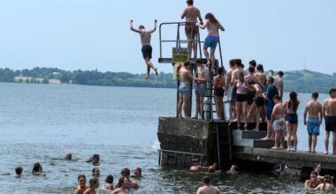 Thunderstorm warning in place, temperatures reach 32C