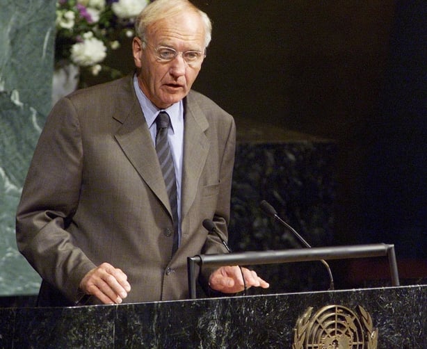 Foreign Minister David Andrews of Ireland addresses the 53rd session of the General Assembly