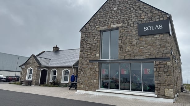 A building with Solas sign
