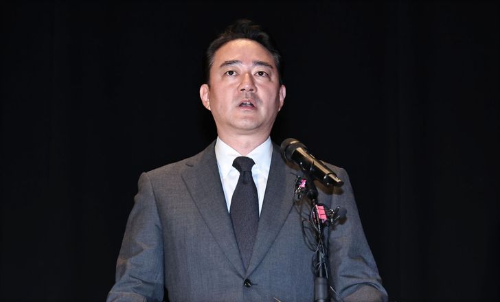 JoongAng Group Vice Chairman Hong Jeong-do speaks during a press conference over a liquidity crisis affecting its subsidiaries and affiliates at the group's headquarters in Mapo District, Seoul, Monday. Yonhap