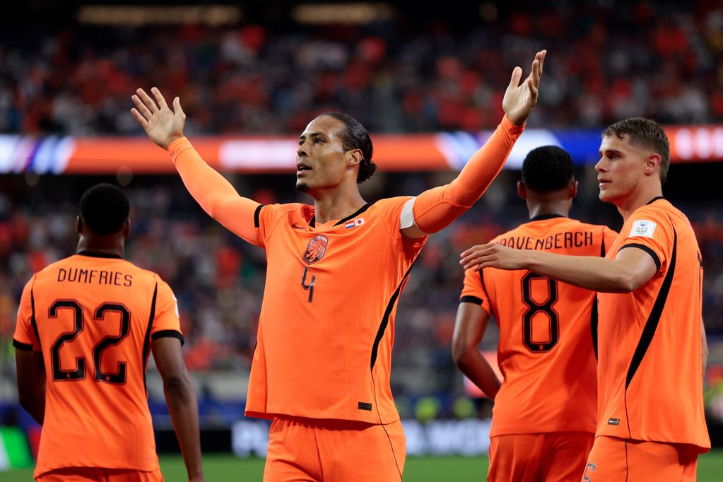 Virgil van Dijk of Holland celebrates 1-0, Micky van de Ven of Holland, Ryan Gravenberch of Holland during the World Cup match between Holland v Japan