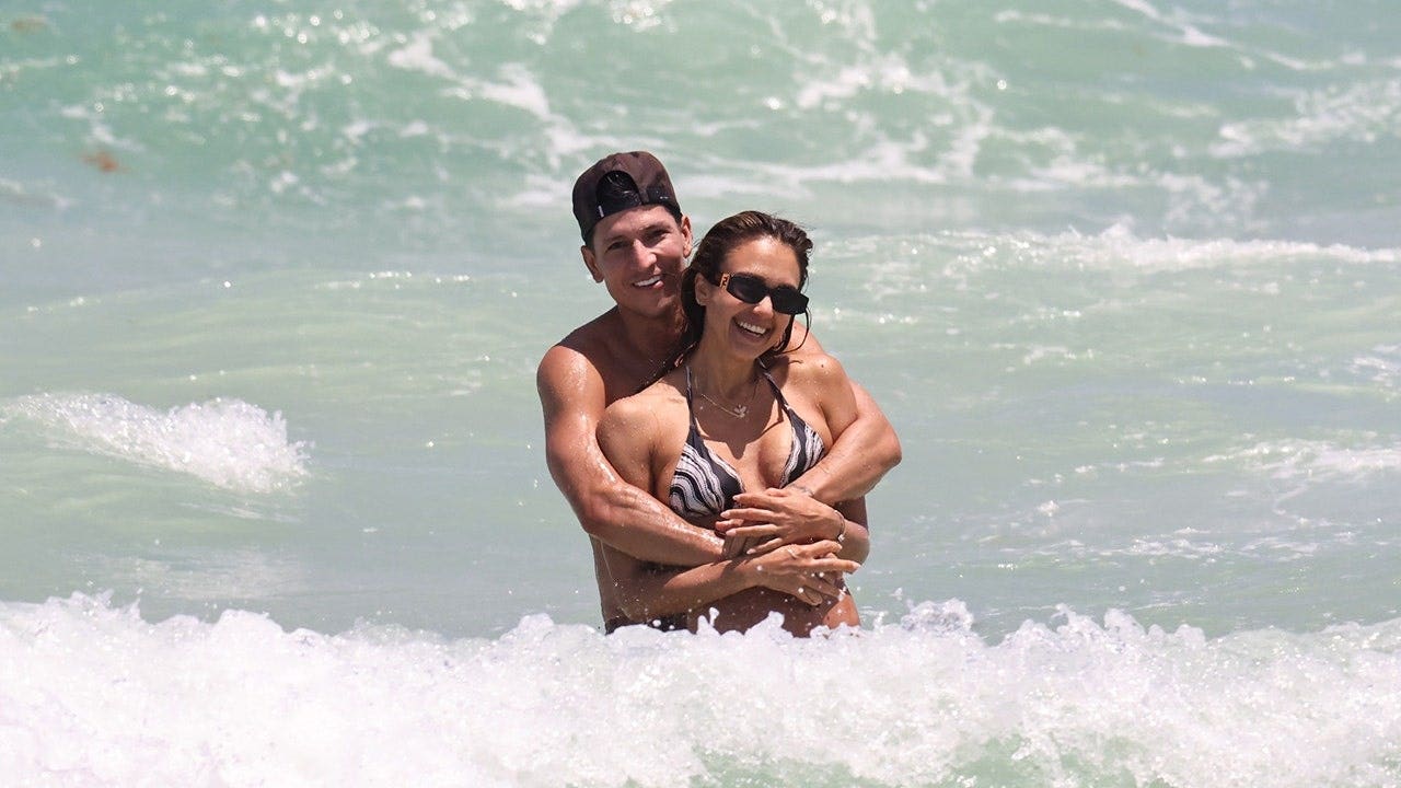 Jessica Alba, Jessie James Decker lead hottest celebrity bikini photos