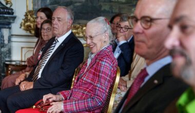 Queen Margrethe reappears after two hospitalizations: red lipstick, bright colors, and a walker