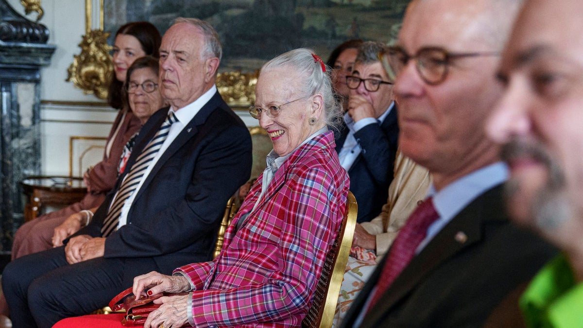 Queen Margrethe reappears after two hospitalizations: red lipstick, bright colors, and a walker