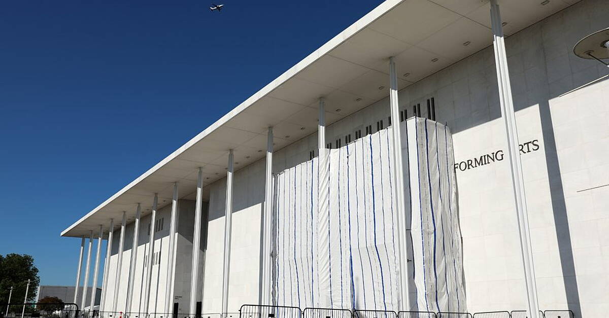 Workers remove Trump’s name from Kennedy Centre